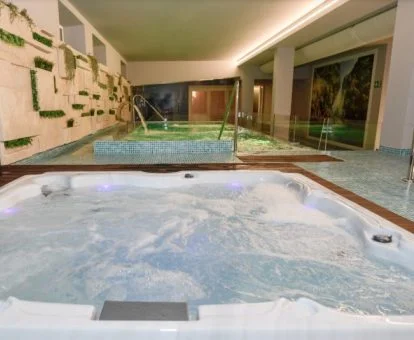 Amplia zona de aguas del spa de este hotel ideal para parejas.
