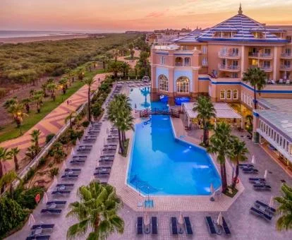Vista aérea de este fabuloso hotel con zonas exteriores y vistas al mar.