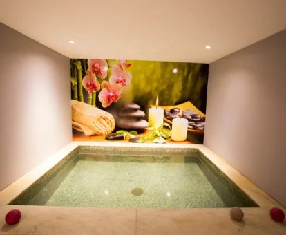 Zona de aguas del centro de bienestar del hotel.