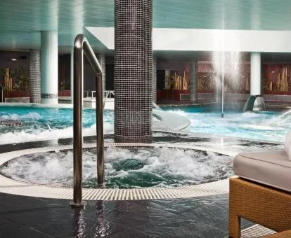 Precioso centro de bienestar con varias zonas de aguas con hidroterapia.