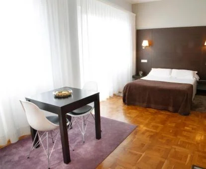 Una de las amplias habitaciones de elegante estilo del hotel.