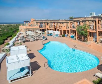 Hotel con encanto y amplias zonas exteriores cerca del mar.