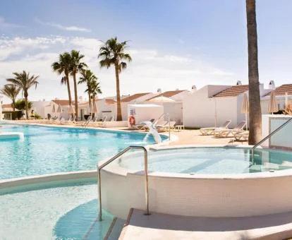 Zona exterior de este hotel con encanto con varias piscinas.