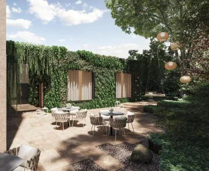 Precioso patio interior con comedores y vegetación de este hotel romántico.