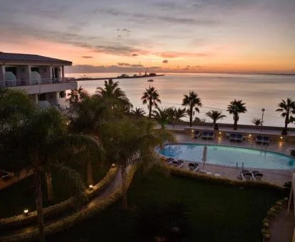 Hotel con encanto rodeado de bellos jardines junto al mar.