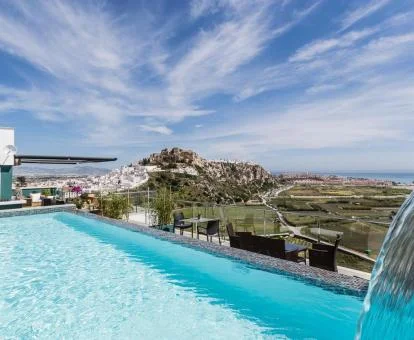 Preciosa piscina de este hotel romántico con espectaculares vistas.
