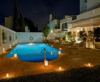 Zona exterior de este hotel con encanto con piscina al aire libre.