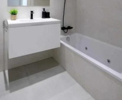 Baño con bañera de hidromasaje privada de este apartamento independiente.