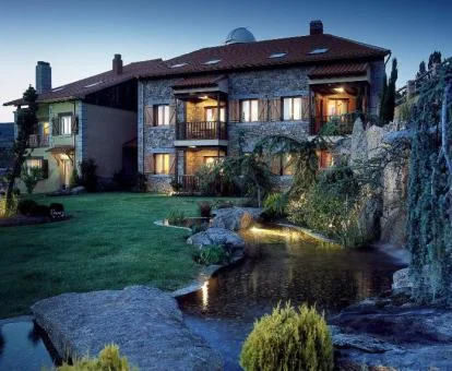 Edificio de este hermoso hotel boutique rodeado de jardines.