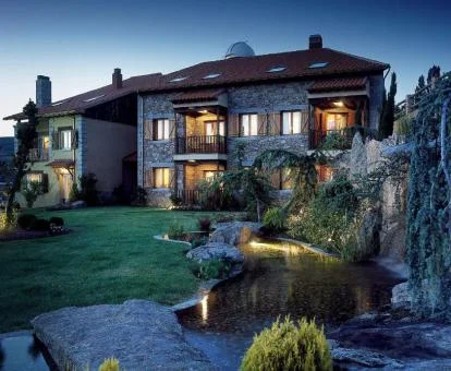 Precioso hotel romántico rodeado de jardines.