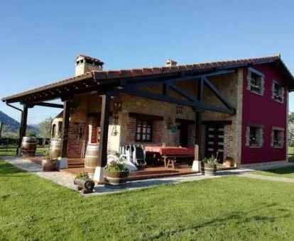 Bonita casa rural rodeada de zonas verde.