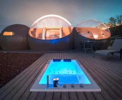 Una de las preciosas habitaciones burbuja con jacuzzi privado al aire libre del establecimiento.