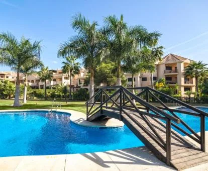 Amplia zona exterior con piscina y jardines de este hotel con encanto.