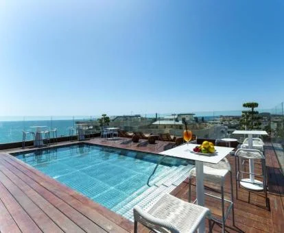 Fabulosa terraza sky bar con piscina y vistas al mar del hotel.