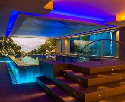 Elegante spa con piscina cubierta del hotel.