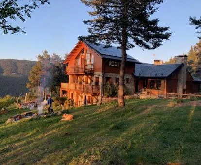 Edificio de este hermoso hotel rural rodeado de jardines.