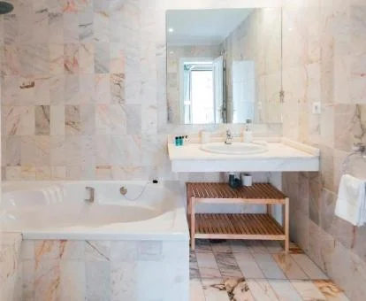 Baño con una amplia bañera de hidromasaje privada de este precioso apartamento independiente.