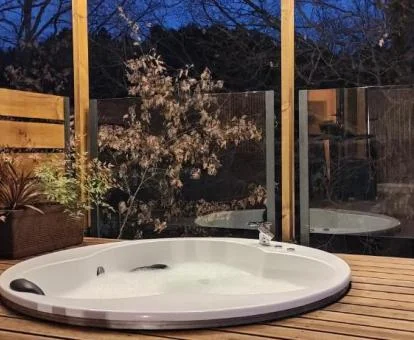 Amplio jacuzzi privado del bungalow deluxe de este establecimiento.