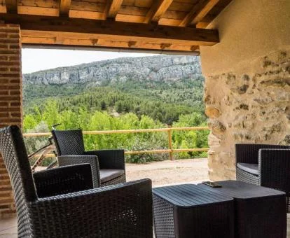 Zona exterior bajo porche y vistas a la naturaleza de esta casa independiente con piscina.