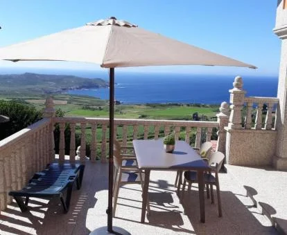 Terraza con comedor exterior y vistas al mar de esta casa independiente.