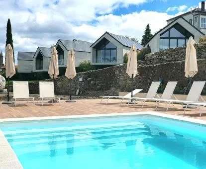 Establecimiento rural con alojamientos independientes y piscina exterior.