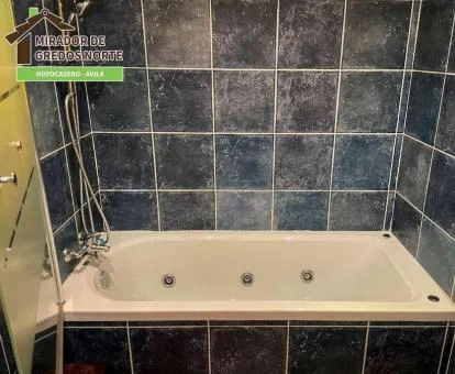 Bañera de hidromasaje privada de este apartamento independiente.