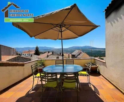 Terraza con bonitas vistas de este apartamento con jacuzzi privado.