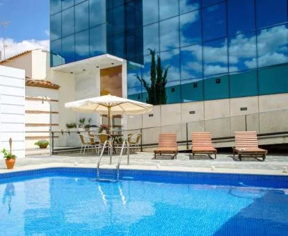 Elegante piscina exterior de este hotel con encanto.