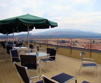 Terraza con comedores exteriores y vistas a los alrededores de este alojamiento rural.