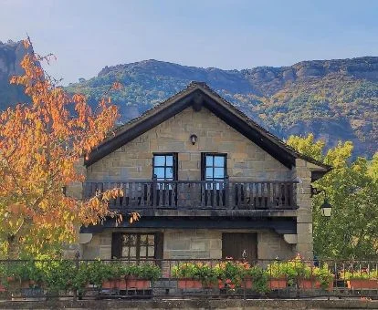 Edificio de este hotel rural rodeado de vegetación.