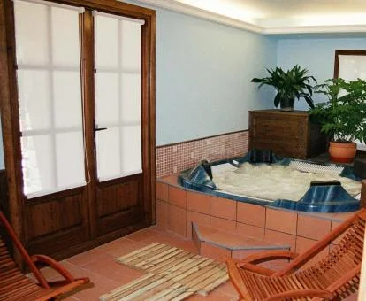 Acogedora zona de bienestar con jacuzzi del spa del hotel.