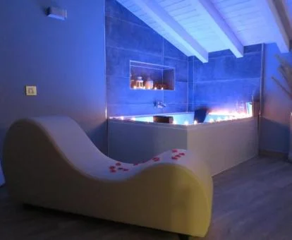 Fabuloso espacio con sofá Tantra y un gran jacuzzi privado de este apartamento independiente.