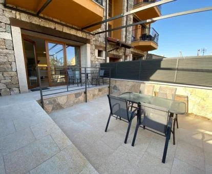 Terraza con mobiliario exterior de este apartamento independiente.