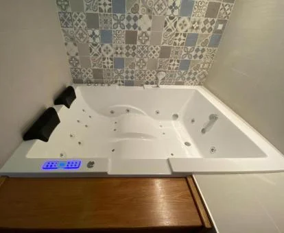 Amplio jacuzzi privado de este precioso apartamento independiente.