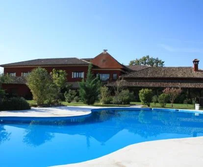 Hotel con encanto con piscina exterior y solarium.