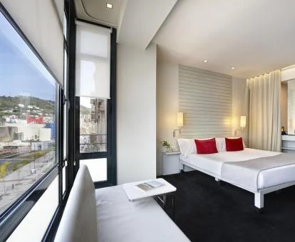 Una de las modernas habitaciones con zona de estar y vistas al exterior.
