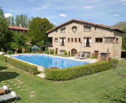 Hotel con encanto con piscina exterior y jardín.