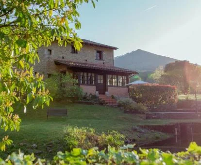 Precioso hotel rural con amplios jardines ideal para descansar de la rutina.