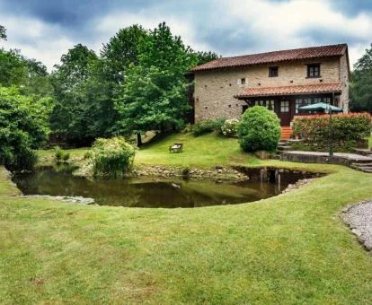 Encantador hotel rural con bellos jardines.