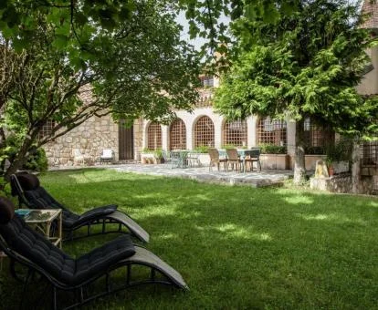 Bellos jardines con mobiliario exterior de este hotel romántico.