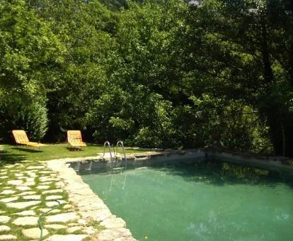 Agradable zona exterior con piscina rodeada de jardines de este hotel rural.