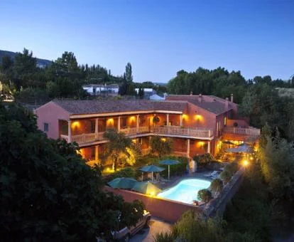 Vista aérea de este hermoso hotel boutique rodeado de árboles.