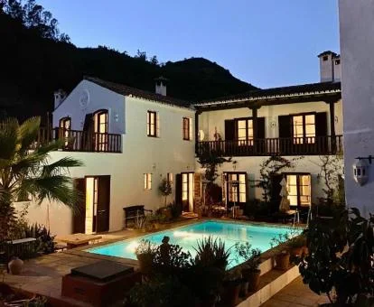 Precioso hotel con encanto con piscina central rodeado de naturaleza.