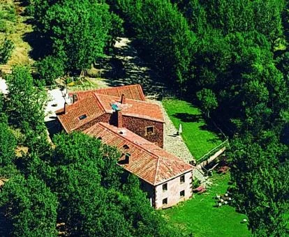 Vista aérea de este hotel rural rodeado de vegetación.