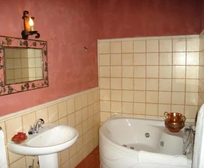 Baño con bañera de hidromasaje privada del apartamento superior de tres dormitorios de este establecimiento rural.