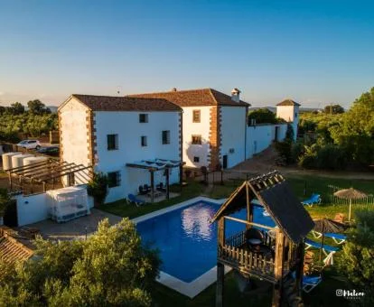 Edificio de este hotel rural con piscina exterior.