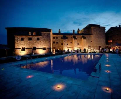 Precioso hotel con encanto y gran piscina exterior.