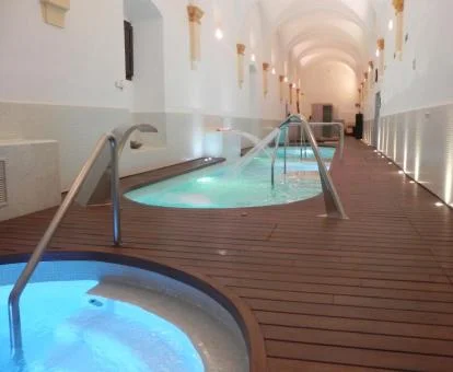 Zona de aguas del elegante centro de spa del hotel.