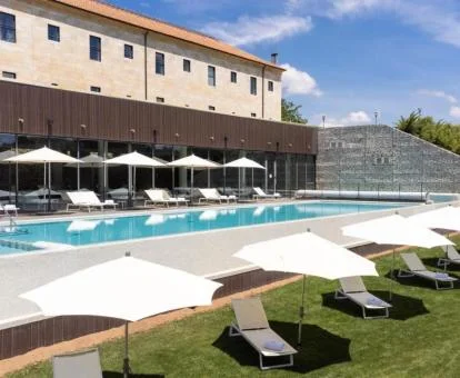 Zona exterior con jardín y piscina al aire libre de este hotel romántico.