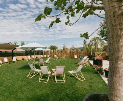 Preciosos jardines con mobiliario de este hotel romántico.